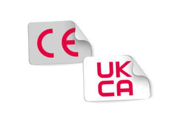 CE und UKCA Kennzeichnung Logos: CE-Kennzeichen und UKCA-Kennzeichnung Logos auf Aufklebern – Symbol für EU-Konformität und britische UKCA-Konformität bei Produktkennzeichnung für EWR und Großbritannien CE und UKCA Kennzeichnung Logos